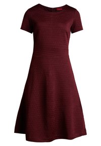 Vestido burdeos con mangas cortas, escote redondo, patrón de diamante texturizado, corset ajustado y falda acampanada. Incluye una cremallera en la parte posterior.