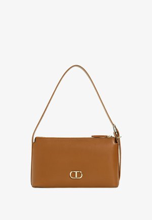 Borsa a tracolla in pelle marrone con texture liscia, forma rettangolare, design slanciato, accessori in oro e un accento con logo sul davanti.