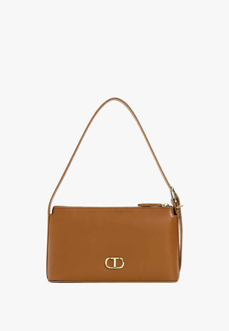 Borsa a tracolla in pelle marrone con texture liscia, forma rettangolare, design slanciato, accessori in oro e un accento con logo sul davanti.