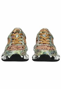 Sneaker multicolori con una parte superiore in stampa serpente testurizzata, lacci dorati e una suola in gomma stampata con accenti neri e bianchi.