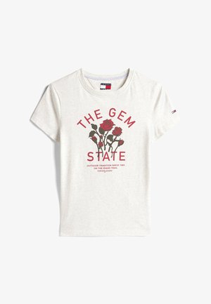 Lichtgrijs katoen T-shirt met korte mouwen, voorzien van rode rozenafbeeldingen en de tekst: "DE JUWEELSTAAT" en "BUITEN TRADITIE SINDS 1985."