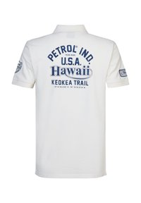 Bílá polokošile s modrým textem, včetně "PETROL IND.", "U.S.A. Hawaii" a "KEOKE TRAIL." Krátké rukávy, klasický límečkový design.