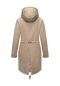 Beige lange jas met een doorgestikte capuchon, taille met ceintuur, twee zijzakken en knoopmanchetten. Gladde stof met subtiele glans.