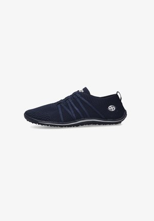 Marineblauer leichter Slip-On-Sneaker mit Mesh-Obermaterial, elastischen Riemen, Gummisohle und Zuglasche an der Ferse, seitliches Logo sichtbar.
