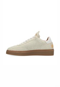 Jasnoszare zamszowe sneakersy z białymi skórzanymi akcentami, gładką brązową gumową podeszwą i płaskimi białymi sznurówkami. Charakteryzują się teksturowaną powierzchnią i minimalistycznym designem.