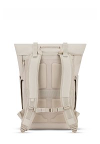 Beige színű, roll-top hátizsák párnázott hátrésszel, állítható pántokkal, két oldalzsebbel és texturált felülettel a kényelem és támogatás érdekében.