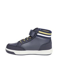 Sneaker alta navy con tomaia in pelle testurizzata, suola in gomma bianca e polsino elastico a righe. Presenta lacci gialli e una fascia in Velcro.