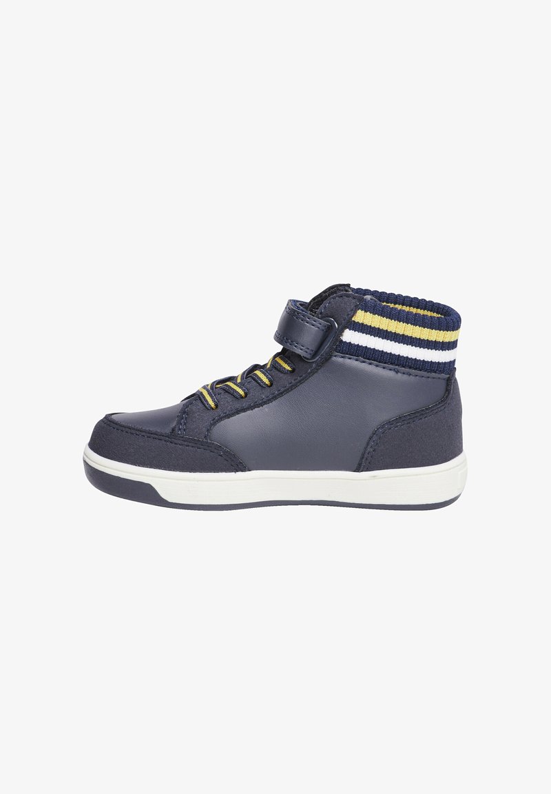 Sneaker alta navy con tomaia in pelle testurizzata, suola in gomma bianca e polsino elastico a righe. Presenta lacci gialli e una fascia in Velcro.