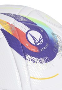 Pallone da calcio bianco in gomma con un design multicolore. Elementi notevoli includono motivi geometrici e la parola "GENEVA" in grassetto.