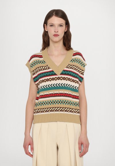 Pull sans manches en tricot avec un col en V, présentant des rayures horizontales multicolores en rouge, vert, marron et beige. Détail en côtes à l'ourlet.