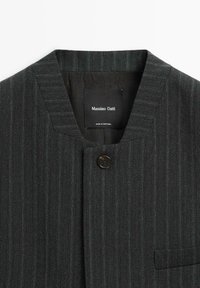 Tmavě šedý pruhovaný blejzr s jedním knoflíkem a stojáčkovým límcem, označený značkou Massimo Dutti, vyrobeno v Portugalsku.