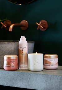 Sanctuary Spa SANCTUARY SPA CANDLE  AND ROSE SCENT - Doftljus