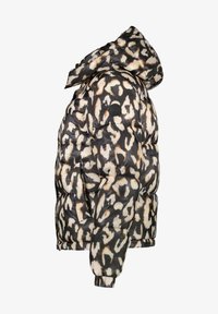 Pufferjack met een zwart, crème en bruin luipaardprintpatroon, voorzien van een capuchon, elastische manchetten en een cirkelvormig logo aan de zijkant.