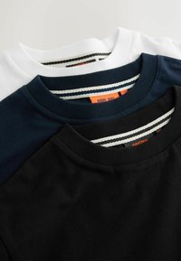 Trei tricouri cu guler rotund în alb, bleumarin și negru. Fiecare tricou are un guler striat cu detalii în dungi multiple și etichete vizibile ale brandului.