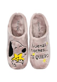 Pantuflas de felpa de color rosa claro con un diseño de un perro de dibujos animados y estrellas amarillas, que presentan el texto "buenas noches... TE QUIERO" en acentos negros y amarillos.