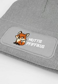 Gray knitted beanie with a rectangular patch featuring a stylized fox illustration and the text "MUTTIS PFIFFIKUS" in white.