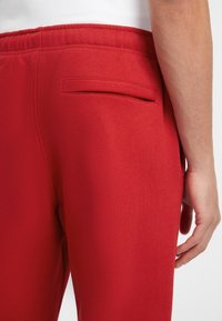 Guess Jeans AMERICAN TRADITION JOGGER - Donji dijelovi trenirke - rot