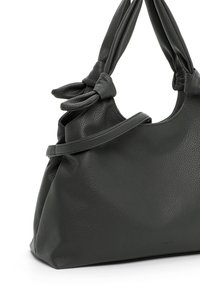 Tmavě zelená kožená kabelka s texturovaným povrchem, vybavená uzlovanými držadly a měkkým, poddajně splývavým tvarem. Na spodní straně označená nápisem "RUE 09".