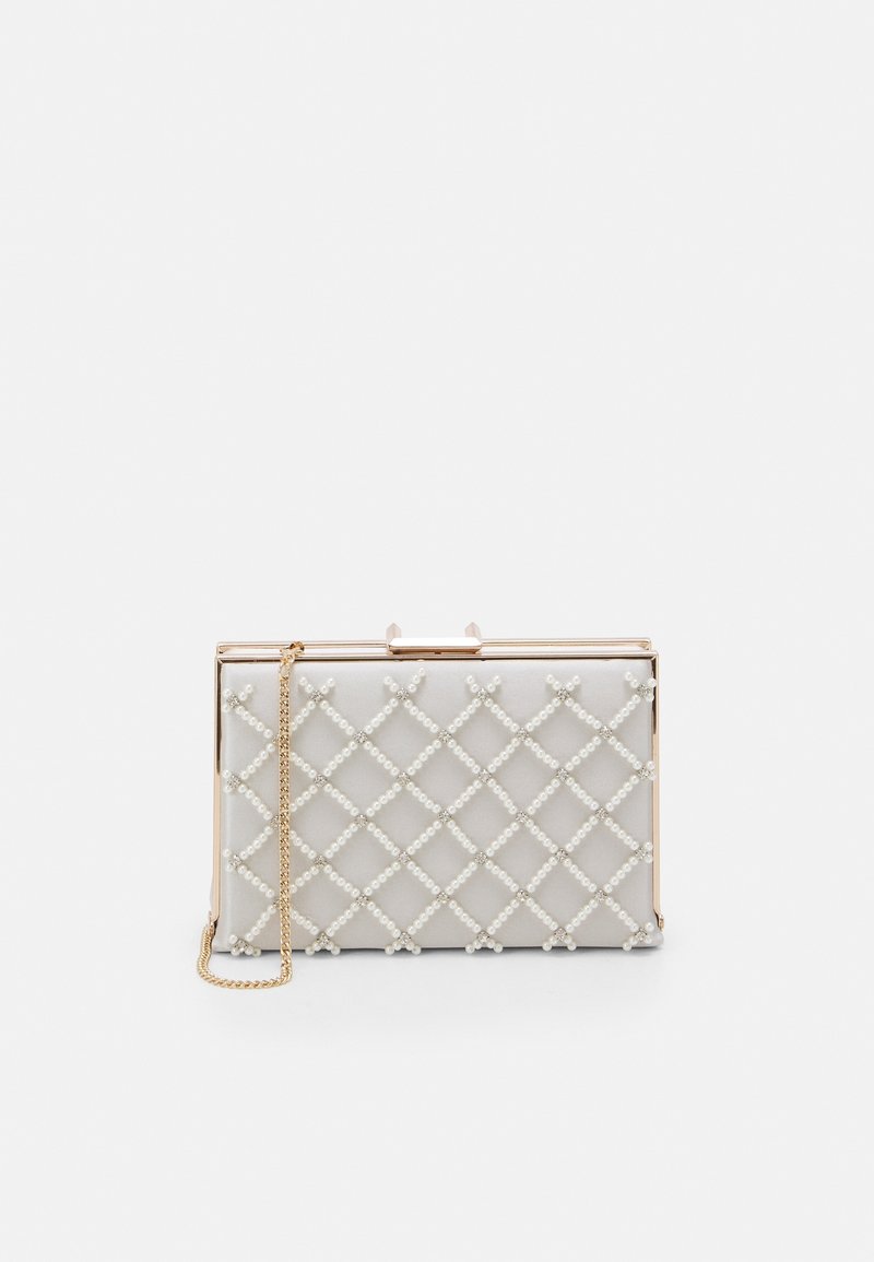 Pochette perlée en tissu gris clair. Présente un motif en diamant de perles et une bandoulière en chaîne dorée. Fermeture à clapet métallique.