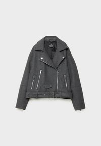 Veste biker en laine gris foncé avec fermeture éclair asymétrique sur le devant, trois poches zippées, col pressionné et ceinture réglable à l'ourlet.