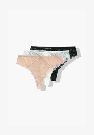 Tři krajkové tanga ve béžové, bílé a černé barvě, uspořádaná přes sebe na bílém pozadí.