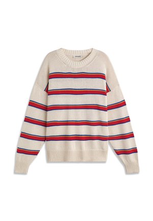 Pull en maille beige avec des rayures horizontales rouges et bleues, poignets, ourlet et col côtelés, manches longues et encolure ronde.
