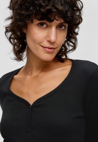 s.Oliver MIT KNOPFLEISTE - Langarmshirt - schwarz