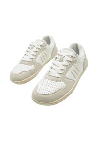 Weiße und hellgraue Sneakers mit perforierter Zehenpartie, Obermaterial aus Wildleder und Synthetik, Schnürverschluss und strukturiertem Gummisohle.