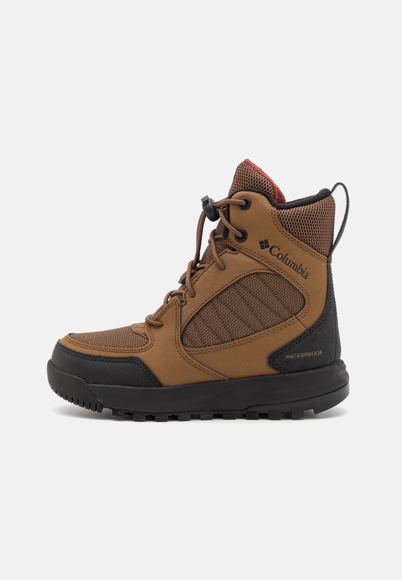 Braune wasserdichte Wanderschuhe mit Netzpaneelen, Gummisohle und schwarzen Akzenten. Sie verfügen über eine abgerundete Zehenpartie und ein verstellbares Schnürsystem.