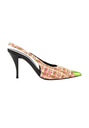 Buty na wysokim obcasie typu slingback z różową i zieloną plecioną tkaniną na cholewce oraz metalicznym zielonym szpiczastym noskiem na czarnym obcasie szpilce.