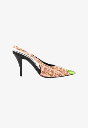 Buty na wysokim obcasie typu slingback z różową i zieloną plecioną tkaniną na cholewce oraz metalicznym zielonym szpiczastym noskiem na czarnym obcasie szpilce.