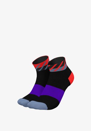 Schwarze Sport-Socken mit roten, grauen und lila Akzenten. Das Design zeigt einen gemusterten Bund und eine verstärkte Zehenpartie in Hellgrau.