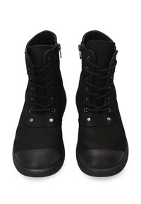 Černé kotníkové boty s texturovaným svrškem, šněrováním v přední části, stříbrnými očky a kontrastní hladkou černou špičkou. Boční zipy pro snadné obutí.