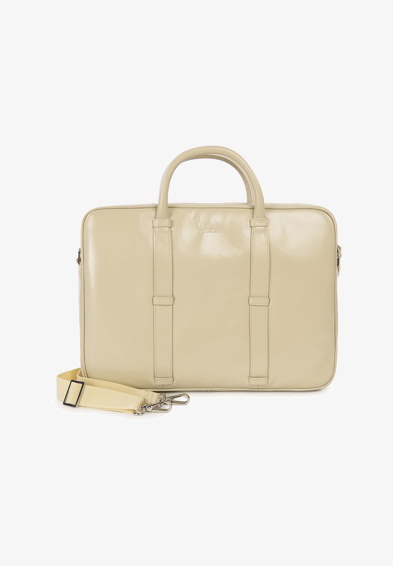 Sac d'ordinateur en cuir beige avec une finition brillante, deux poignées supérieures et une sangle jaune amovible. Comprend deux sangles verticales à l'avant.