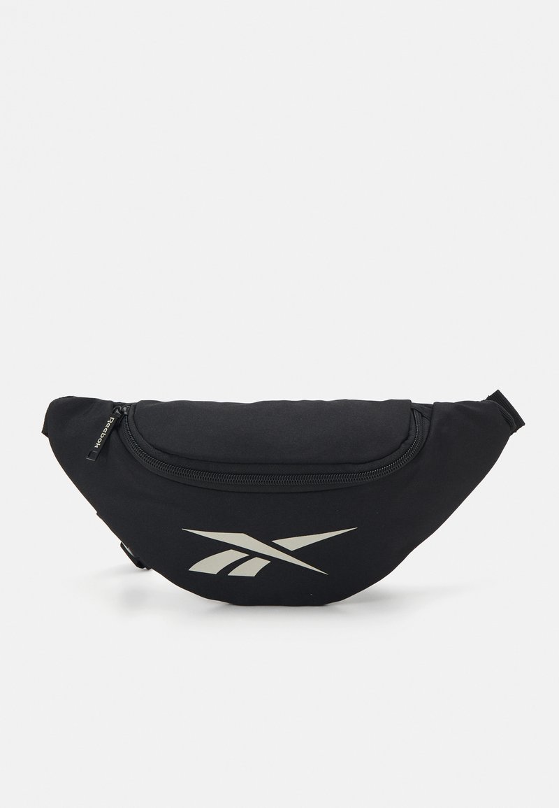 Pochette banane en tissu noir avec un design incurvé, dotée d'une fermeture éclair, d'un accent logo argenté et d'une sangle réglable pour un port sécurisé.