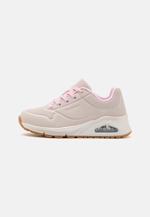 Zapatilla deportiva de color rosa claro con detalles perforados, mediasuela blanca y suela de goma. Cuenta con una unidad de amortiguación de aire visible y cordones rosas.