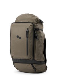 Olivgrüner Rucksack mit strukturiertem Finish, ausgestattet mit einer großen Fronttasche, schwarzen Reißverschlüssen und runden Logozierden. Robustes, funktionales Design.