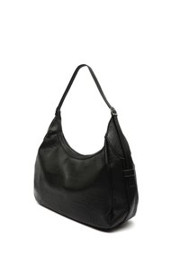 Svart läder hobo-väska med en rundad topp, en ensam axelrem och texturerad yta. Har minimalt med hårdvara och subtila sömnadsdetaljer.