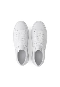 Witte sneakers van glad, gestructureerd leer, ronde neus, platte veters en gegolfde rand. Minimalistisch ontwerp met lichte demping.