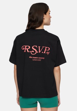 Sort bomulds T-shirt med stort pink tekst på ryggen: "R.S.V.P" og "fila tennis samfund." Korte ærmer, afslappet pasform.