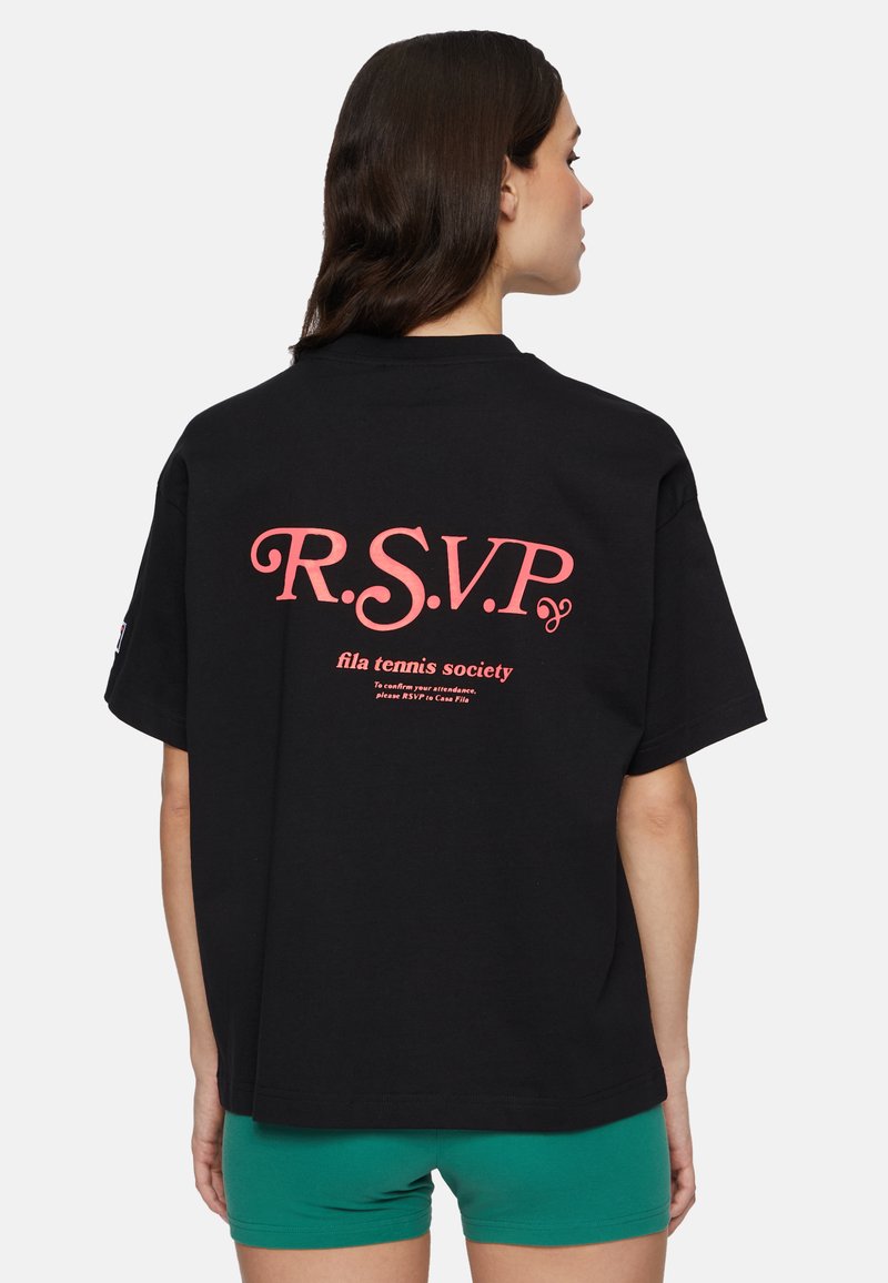 Camiseta de algodón negra con texto grande en rosa en la parte posterior: "R.S.V.P" y "sociedad de tenis fila". Manga corta, corte relajado.