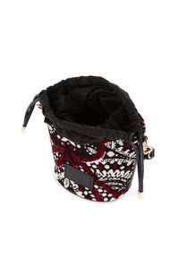 Borsa a secchiello rotonda in tessuto intrecciato con un motivo floreale nero, rosso e bianco, dotata di chiusura a coulisse nera e tracolla removibile.