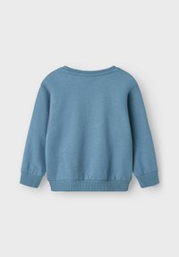 Felpa blu realizzata in morbido tessuto, presenta un colletto e polsini a coste, con una vestibilità rilassata e un delicato dettaglio di texture in tutto il capo.