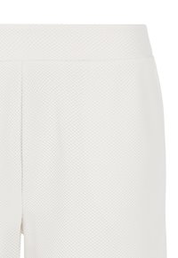 Pantaloni della tuta bianchi con texture, dotati di una cintura liscia e di un motivo a rilievo per un tocco di originalità. Stile attillato senza hardware visibile.