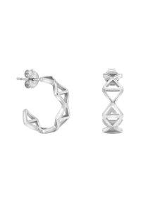 Silverfärgade hoopörhängen med ett geometriskt triangulärt mönster och öppna ytor, polerad yta och en säker post-back stängning.