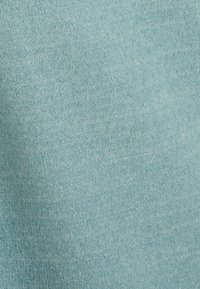 Tessuto a maglia blu chiaro con una consistenza morbida, caratterizzato da un motivo uniforme e compatto e da una leggera lucentezza. Ideale per abbigliamento o accessori.