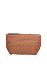 Borsa tote intrecciata di colore terracotta, con superficie texturizzata e forma rettangolare, con apertura superiore e senza hardware visibile.