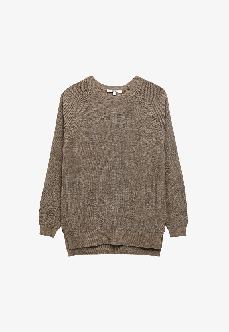 Brązowy sweter dzianinowy o rypsowym wzorze, okrągłym dekolcie, rękawach raglanowych i bocznych rozcięciach. Posiada luźny krój i miękki materiał.