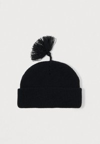 Čierna pletená čiapka s prehnutým okrajom a vrchným strapcom. Vyznačuje sa textúrovaným tkaním a mäkkým, flexibilným materiálom.