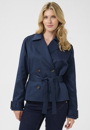 Giacca navy doppiopetto realizzata in tessuto leggero. Presenta una vita con cintura, ampi rever e dettagli con bottoni.